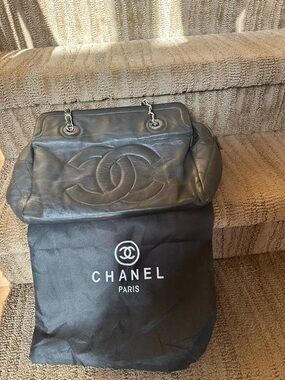 FASHION Black Chain Shoulder Bag - handles are peeling